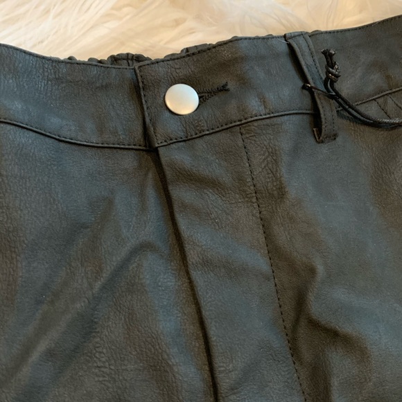 UNIF Garçon Faux Leather Shorts - Picture 3 of 8